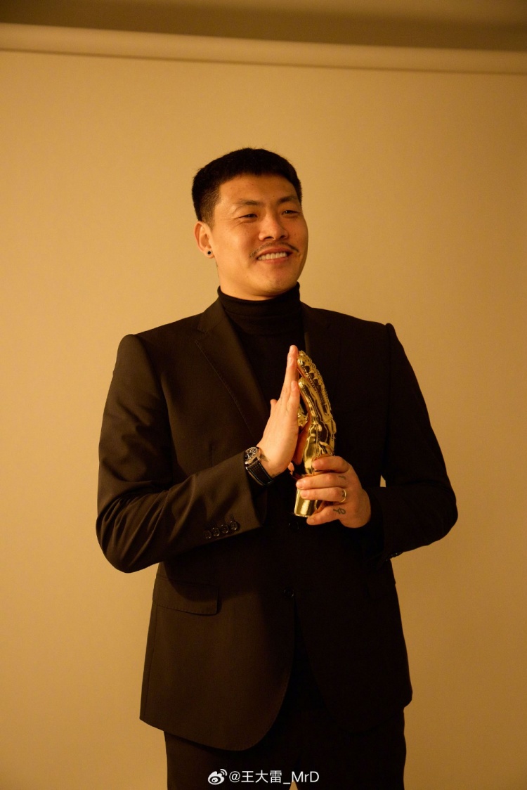  獲中國足球金手套獎，王大雷發(fā)文：既是榮譽也是鞭策自己的動力
