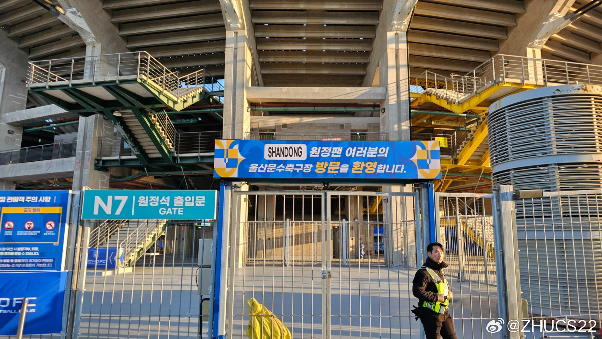  博主：蔚山現(xiàn)場工作人員、轉(zhuǎn)播車、安保在準備撤場，場外一片安靜