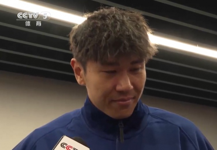  鐵漢柔情！三鎮(zhèn)球員劉奕鳴探望患病小球迷時哽咽