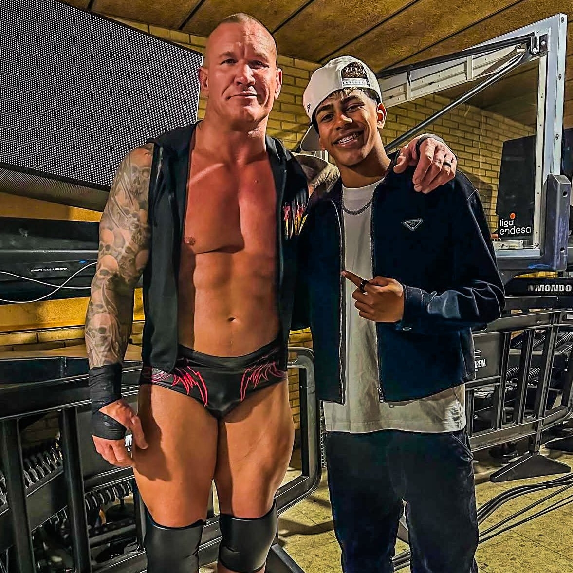  小心RKO！亞馬爾現(xiàn)場觀戰(zhàn)WWE，和奧爾頓、Triple H等合影