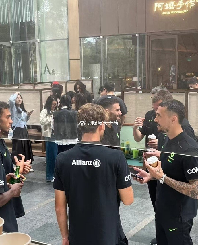  松弛感拉滿！澳大利亞隊員在杭州街頭喝奶茶