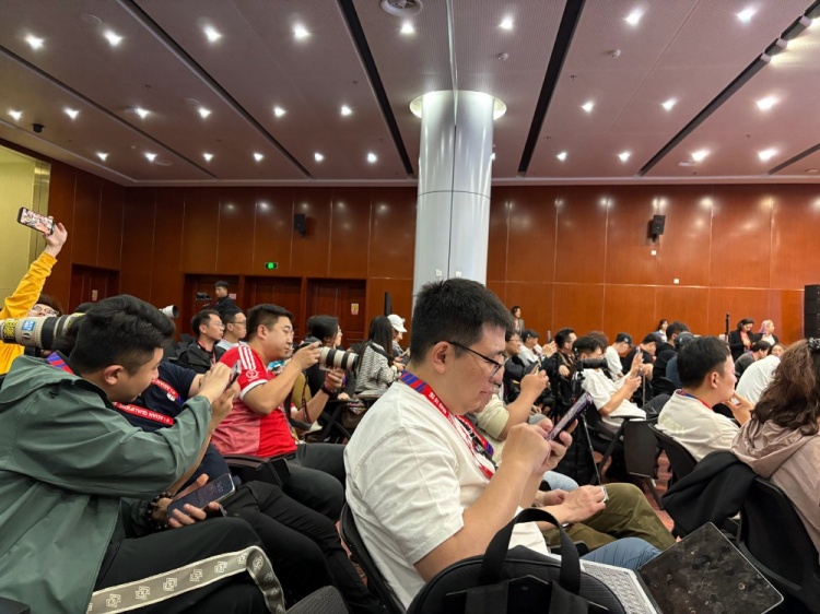  萬眾矚目！記者擠滿國(guó)足賽前新聞發(fā)布廳，賽場(chǎng)記者預(yù)計(jì)超300人