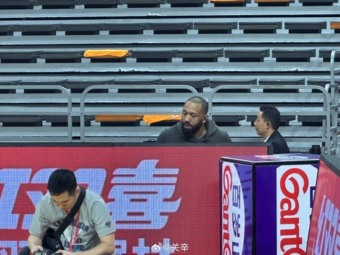 今晚不打？廣東主場迎戰(zhàn)廣廈 吉倫沃特一身便裝現(xiàn)身球館
