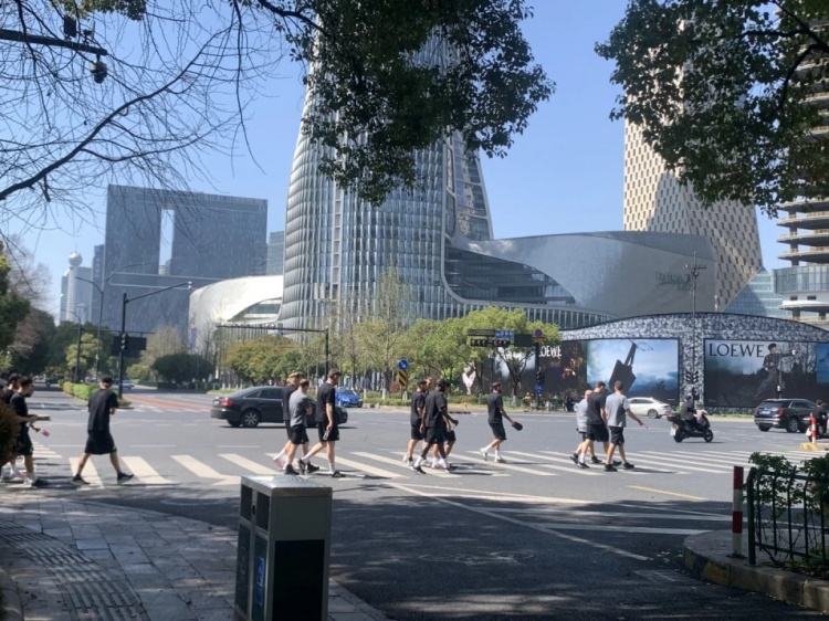  心態(tài)放松，有網(wǎng)友拍到澳大利亞隊(duì)早上在萬(wàn)象城citywalk