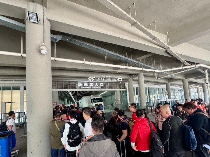  盛況空前！記者曬照：距離中澳之戰(zhàn)還有三小時(shí)，現(xiàn)場(chǎng)記者已超百名
