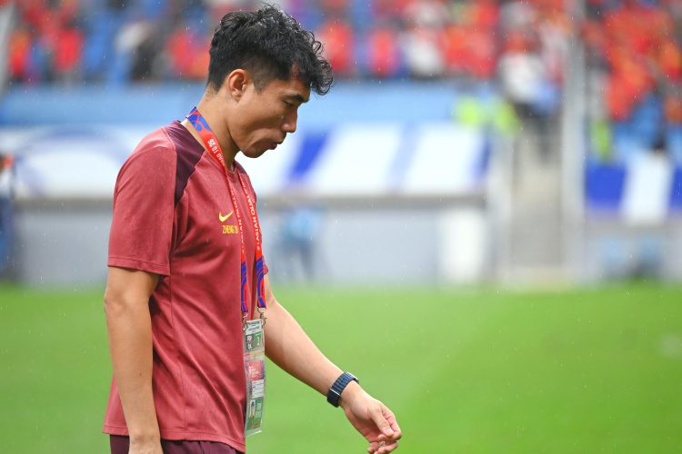  滬媒：單后腰讓國足防守承受更大壓力，若鄭智沒退役或能勝任