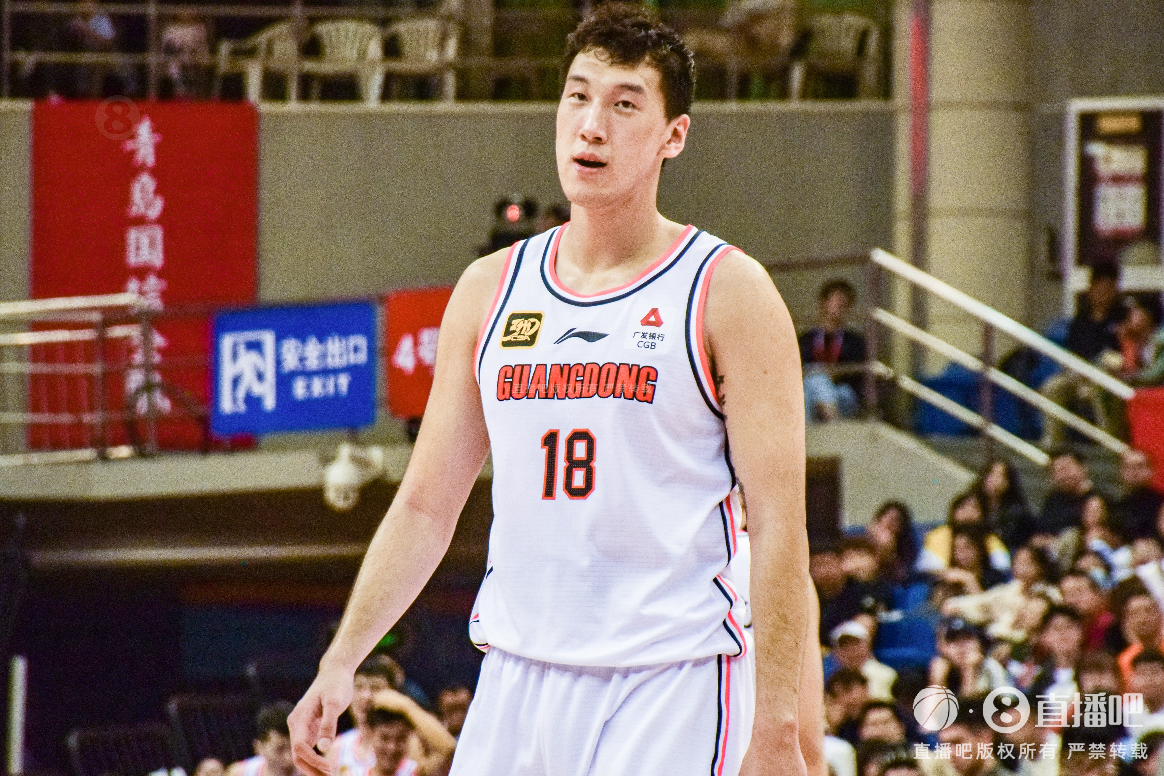  神射手！杜潤旺上半場三分5中4得到12分1板1助1斷