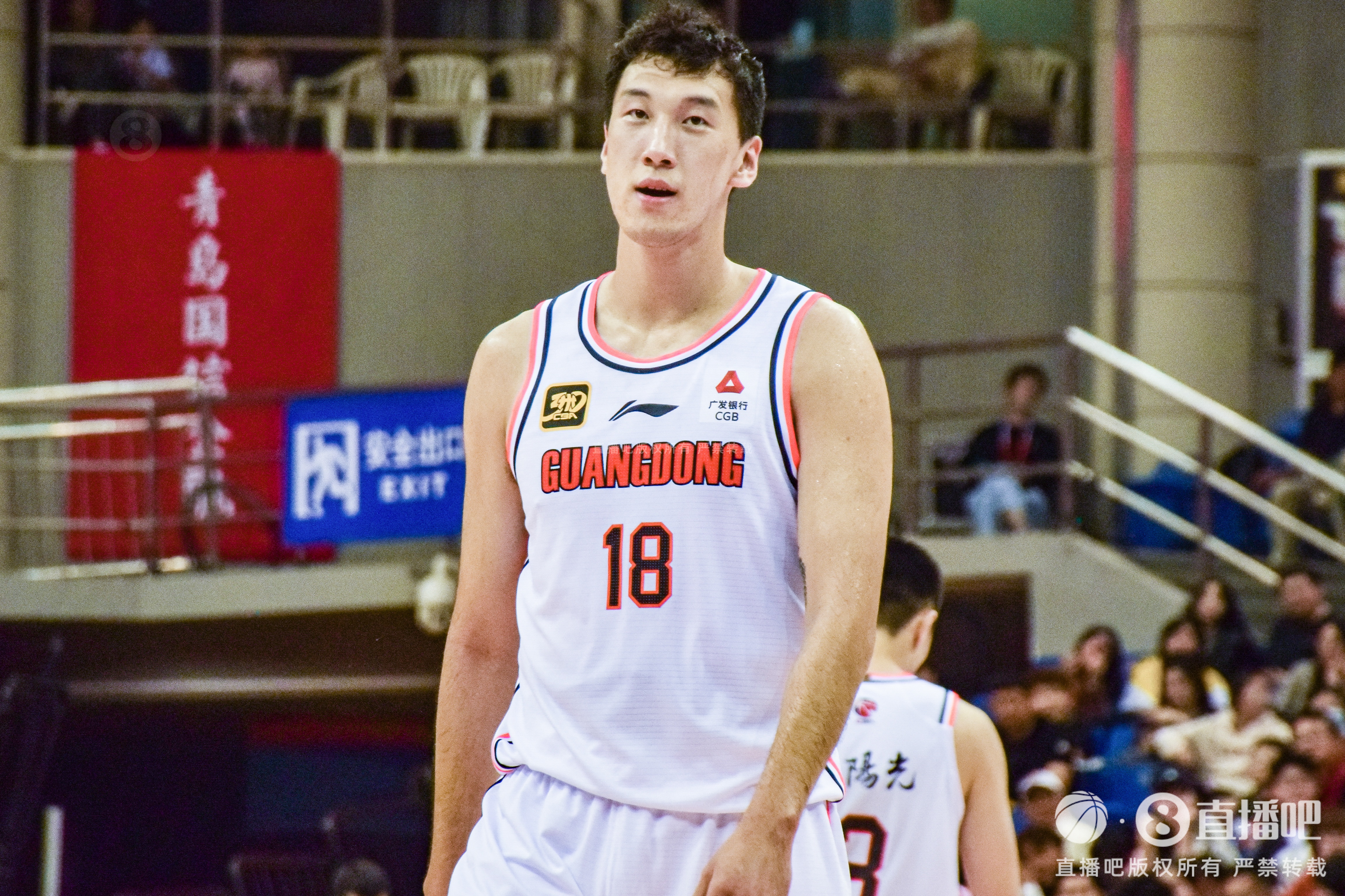  高炮臺發(fā)威！杜潤旺半場6中5拿到13分2斷1帽 三分3中3