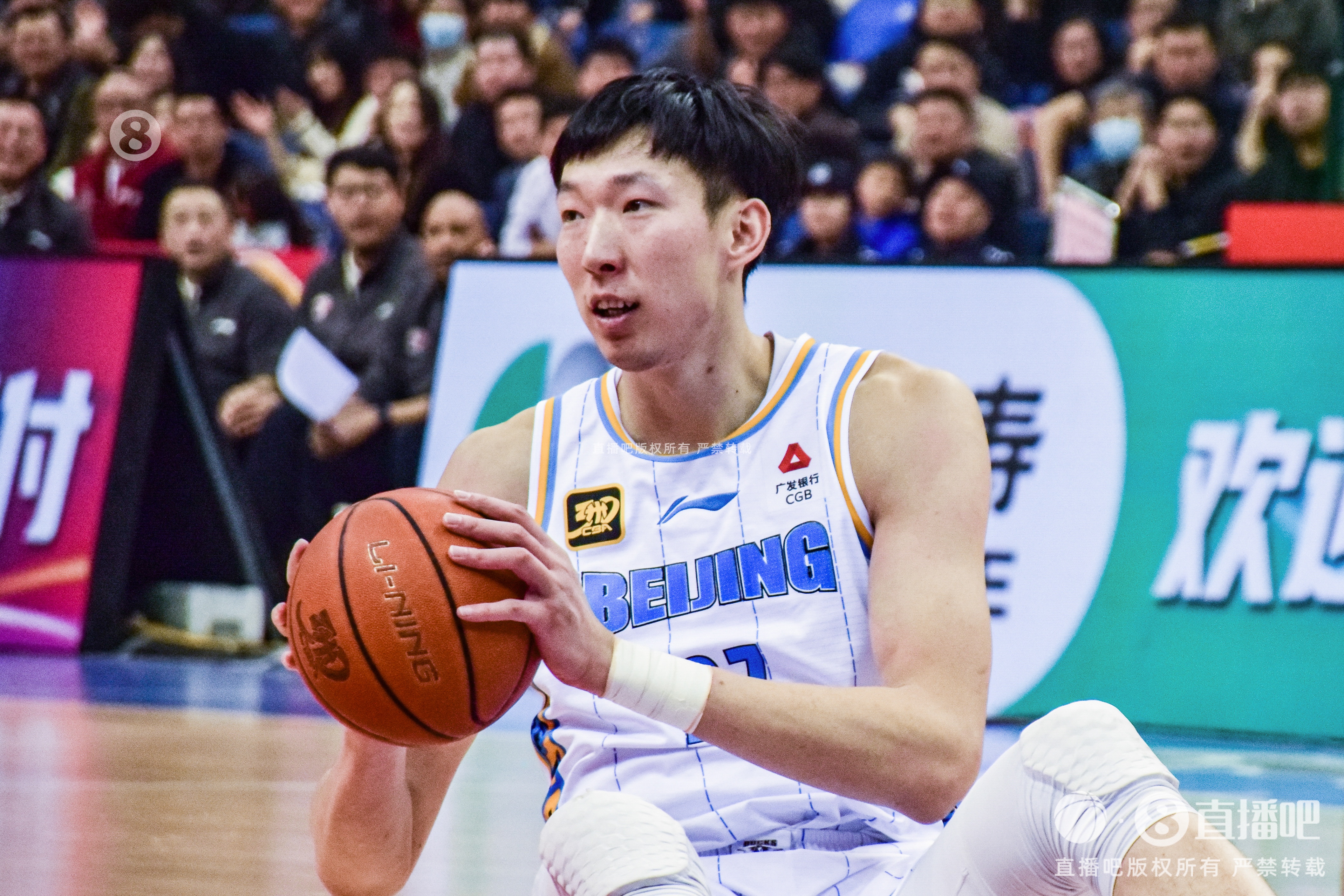  定海神針！周琦內(nèi)線攻防在線 半場6中5貢獻(xiàn)12分6籃板2蓋帽